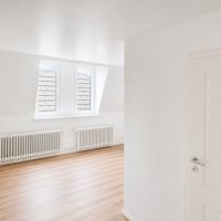 heller_minimalist_dachbodenraum_mit_tageslicht.jpg