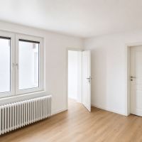 heller_minimalistischer_innenraum_mit_fenster.jpg