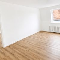 helles_minimalistisches_interieur_mit_holzfussbode.jpg