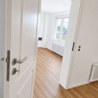 helles_minimalistisches_interieur_mit_t├╝rrahmen.jpg