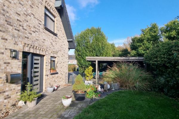 Eingang seitlich.jpg