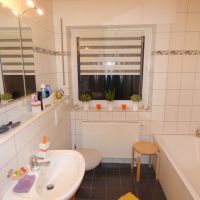 Bad mit Dusche und Wanne.JPG