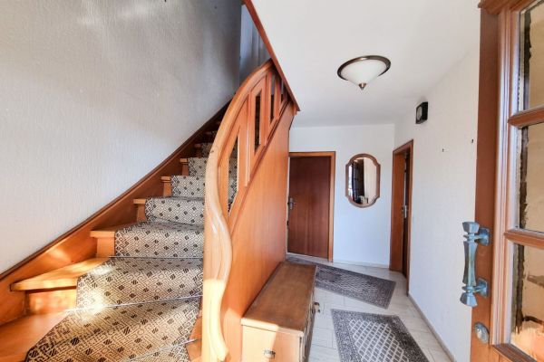 Treppenaufgang Bestandshaus.jpg