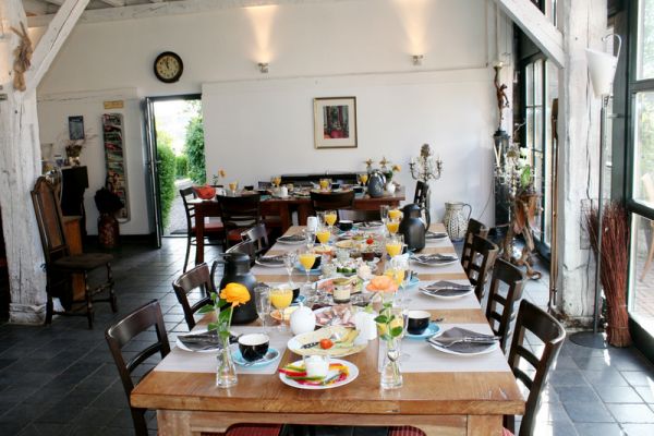gedeckter Tisch im Café Stübchen.JPG